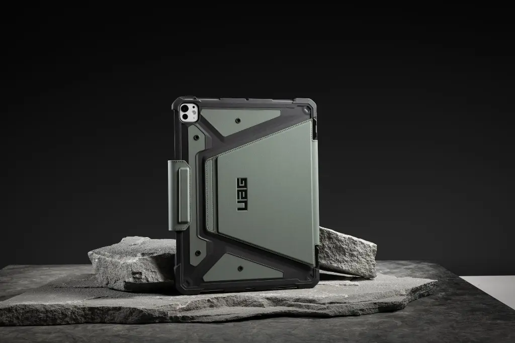 imgi_13_UAG_STUDIO-HQ_060524_iPad-Power_Derrick_13765.webp