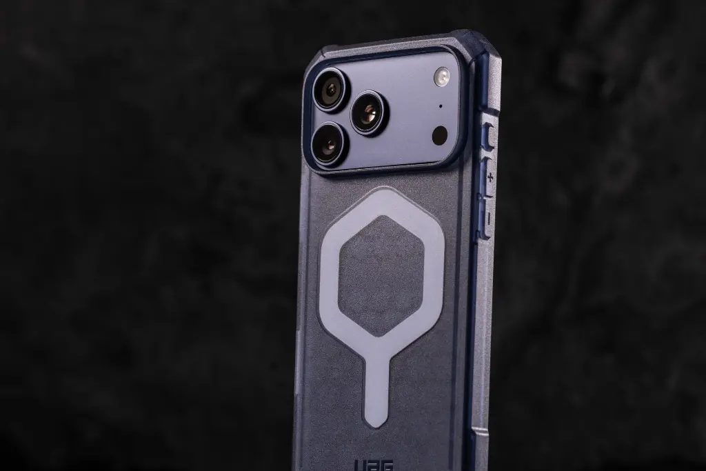imgi_12_UAG_Studio-HQ_092425_iPhone17_Essential-Armor_Derrick_1722209.webp