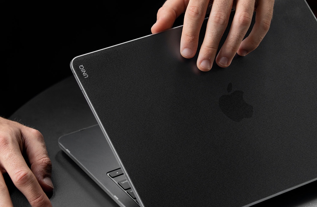 UNIQ CLARO MACBOOK AIR 13 (2022) - SMOKE (MATTE GREY)