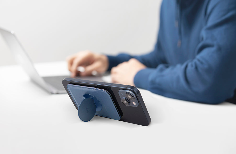 Uniq Flixa Magnetic Pop-Out Card Holder With Grip-Stand - Lichen Green