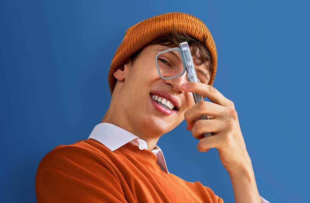 Uniq Hybrid Heldro Max MagSafe Case with Camera Stand for iPhone 16 Pro - Lucent Clear